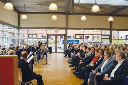 Die Mensa war wieder einmal bis auf den letzten Platz besetzt. Viel Prominenz war dabei zu finden. Mit gelunger Musikauswahl sorgte die Brassband der Feuerwehren Bad Schwartau für beste Stimmung.