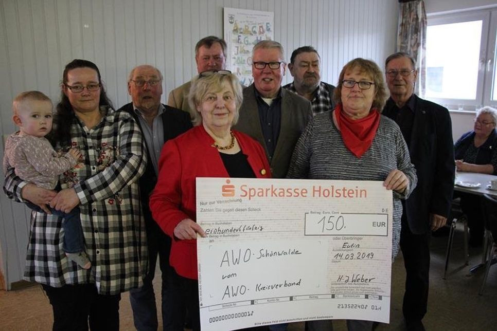 Der Vorstand mit dem jüngsten AWO-Mitglied Leona Mavie (lks.) und Hans-Jürgen Weber vom AWO-Kreisverband (4. v. re.): Alexandra Schneider, Herbert Sandt, Peter Schneider, Bärbel Seehusen, Wolfgang Krahl, Susanne Schneider und Erwin Lüchow (v. lks.).