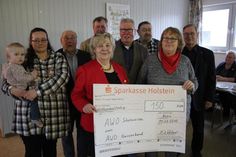 Der Vorstand mit dem jüngsten AWO-Mitglied Leona Mavie (lks.) und Hans-Jürgen Weber vom AWO-Kreisverband (4. v. re.): Alexandra Schneider, Herbert Sandt, Peter Schneider, Bärbel Seehusen, Wolfgang Krahl, Susanne Schneider und Erwin Lüchow (v. lks.).