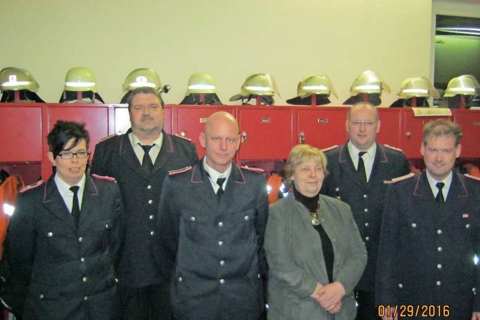 Monique Nebel, Tobias Krahl, Jörg Nebel, stellvertretende Bürgermeisterin Bärbel Seehusen, Gemeindewehrführer Matthias Hamann, Wehrführer Heiko Stölk (v. lks.).
