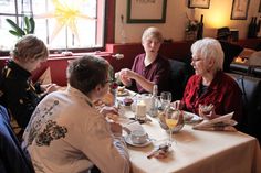 Reger Austausch: Jung und Alt saßen beim gemeinsamen Frühstück zusammen und erinnerten sich an die gemeinsamen Aktivitäten und Projekte des vergangenen Jahres.