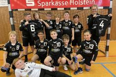 Neustadt. Gartenkunst Kolbe, expert Neustadt und EasyFitness Premium Neustadt haben die männliche E-Jugend der Spielgemeinschaft HSG Ostsee N/G mit neuen Trikots ausgestattet. Damit hat das junge Team von Christina Schlabbritz und Mona Wiese das letzte Heimspiel gegen den MTV Ahrensbök mit 25:15 gewonnen und ist somit in der Kreisliga aktueller Tabellenführer. (red)
