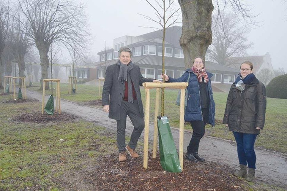 Ahrensböks Bürgermeister Andreas Zimmermann und Bauhofleiterin Rika Kleingarn (r.) freuen sich über die neuerliche Baumspende, die Martina Fryba im Namen von Fielmann aus Hamburg jetzt offiziell übergeben hat.