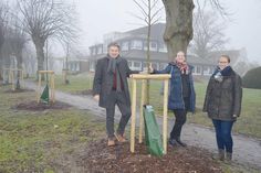 Ahrensböks Bürgermeister Andreas Zimmermann und Bauhofleiterin Rika Kleingarn (r.) freuen sich über die neuerliche Baumspende, die Martina Fryba im Namen von Fielmann aus Hamburg jetzt offiziell übergeben hat.