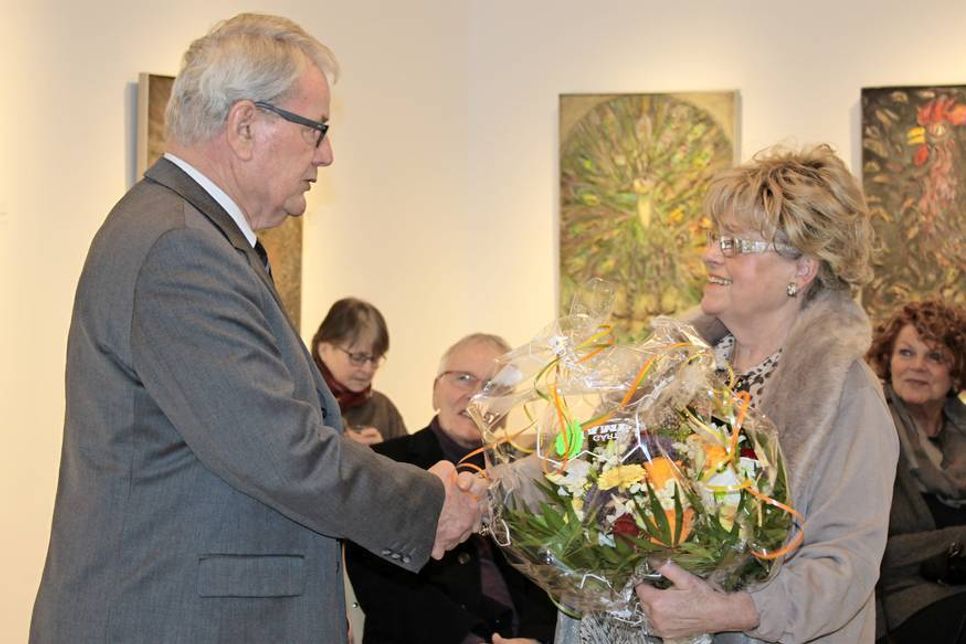 Bürgermeister Hans-Alfred Plötner überreichte einen Blumenstrauß an die Künstlerin.