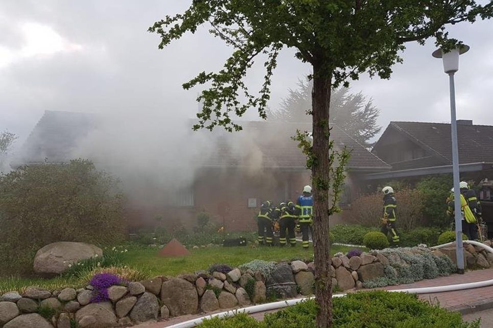 Die starke Rauchentwicklung erschwerte die Brandbekämpfung. (Foto: Freiwillige Feuerwehr Neustadt)