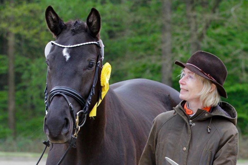 Die Schönste im Land: Schleswig-Holsteins Trakehner Siegerstute Pauline mit ihrer Züchterin Andrea von Zitzewitz, Gestüt Katarinental, Wangels. (Foto Imke Eppers)
