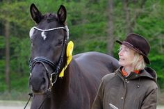 Die Schönste im Land: Schleswig-Holsteins Trakehner Siegerstute Pauline mit ihrer Züchterin Andrea von Zitzewitz, Gestüt Katarinental, Wangels. (Foto Imke Eppers)