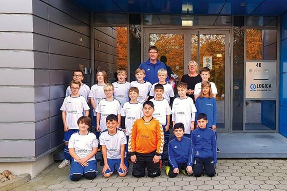 Die Mannschaft der E-Jugend des OSV Oldenburg mit den neuen Trikots.