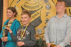 Als Jugendsportler zeichnete der Vorstand von Fortuna Bösdorf Mariella Kronenberg und Leon Weck (v. l.) sowie Neele Stender aus.