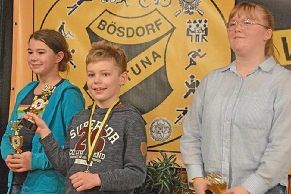 Als Jugendsportler zeichnete der Vorstand von Fortuna Bösdorf Mariella Kronenberg und Leon Weck (v. l.) sowie Neele Stender aus.