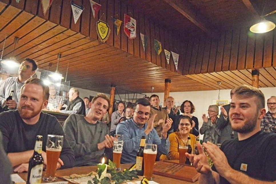 …?drehten ein paar lockere Runden unter dem Applaus der Mitgliederversammlung.