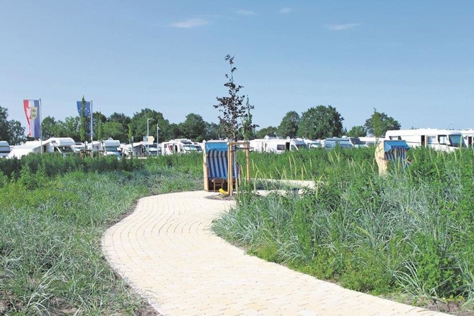 Viel Grün umgibt das weitläufige Gelände.