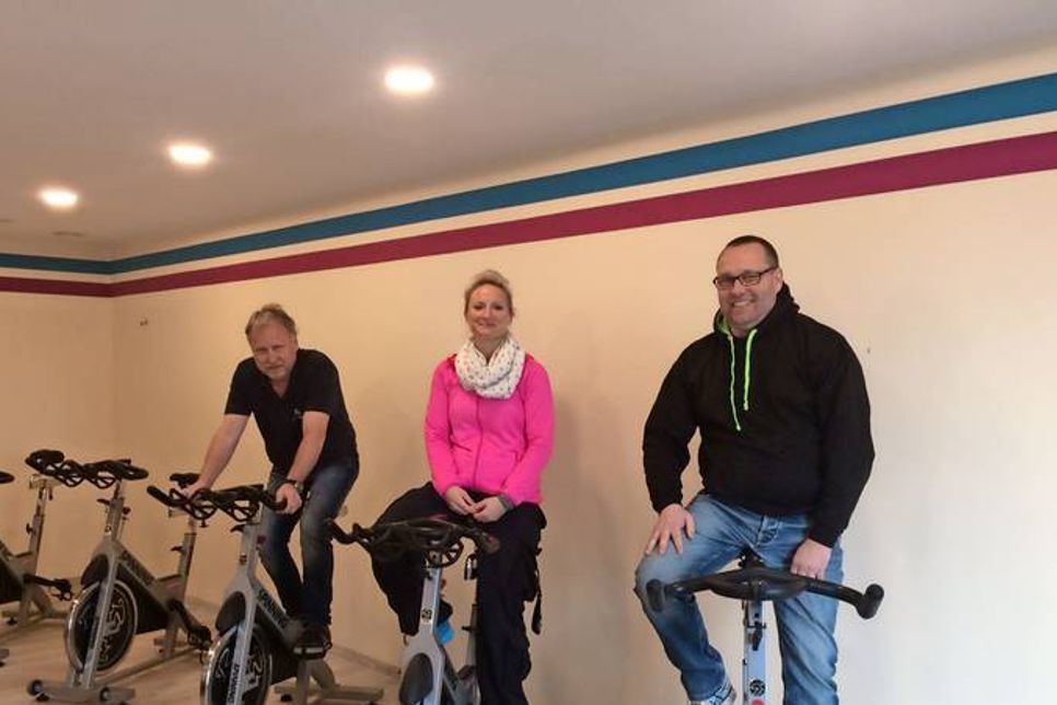 Dahme. Indoorcycling ist die perfekte Kombination aus Fatburning und Fitmacher. Der extra neu gestaltete Trainingsraum im StrandSPA ist perfekt für das gemeinschaftliche Spinning. Jeden Dienstag um 18 Uhr geht es für 60 Minuten auf die Räder (Preis 5 Euro). Bitte Anmeldung unter Tel. 04364/4709912.
Auch das Solarium hat einen neuen Standort. Die mit neuen Röhren ausgestattete Sonnenbank befindet sich jetzt direkt im Foyer gegenüber der Rezeption. (red)