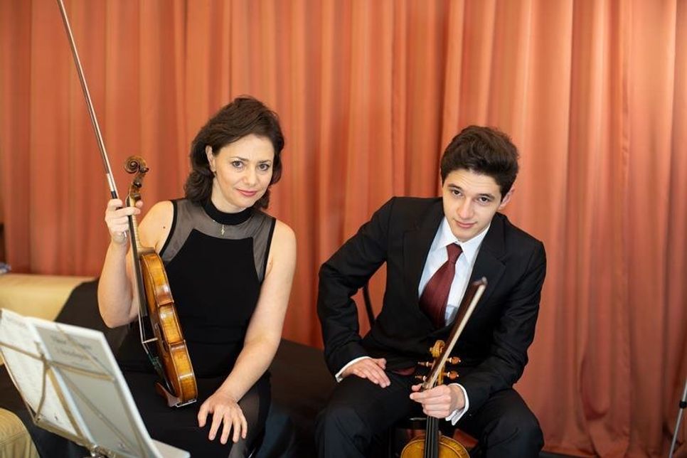 Die Künstler und ihre Musikinstrumente.