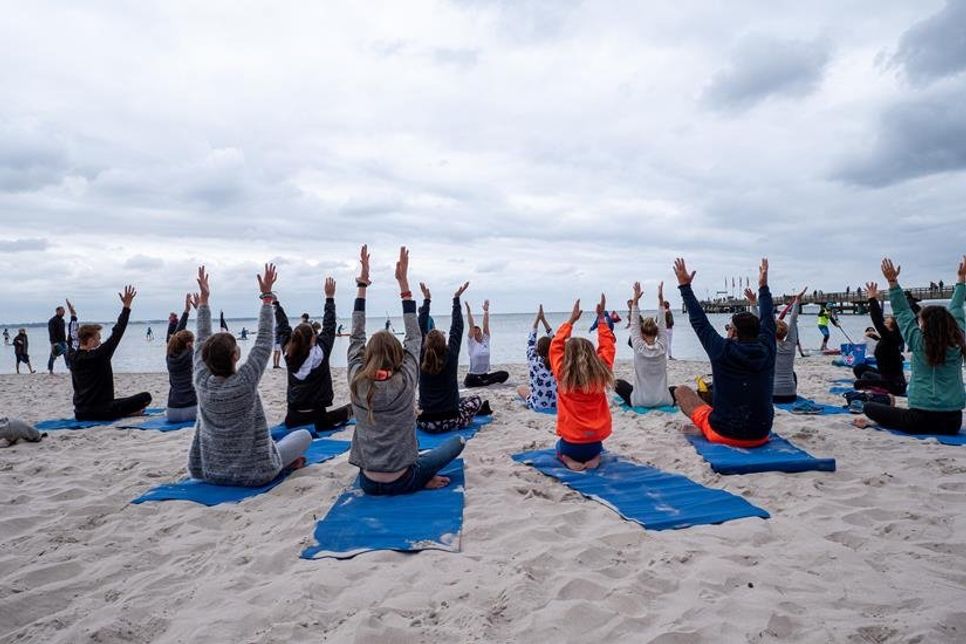Yoga am Strand in der Lübecker Bucht.