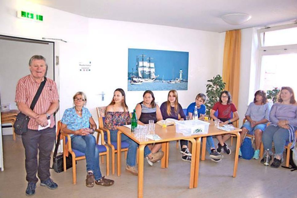 Drei wollen lesen, die anderen gehen mit, weil sie die Begegnung jung – alt interessant finden. Jana, Leonie,l Greta, Brandon, Ninive, Tina Kopp ( Lehrerin Jahrgang 7).  Ganz linksPeter Schümann, Stadtteilbücherei, Lehrerin Corinna Martin (12. Jahrgang).