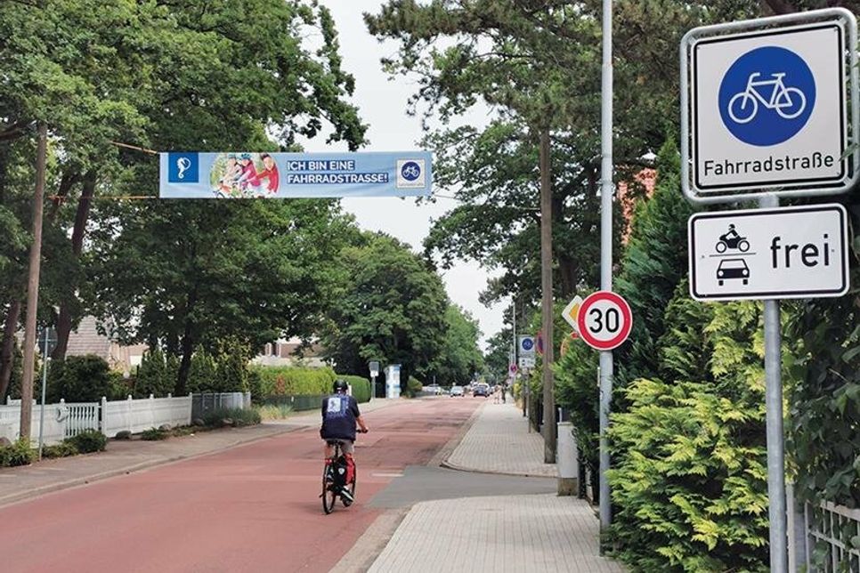 Am 1. Juli 2022 wurden die Fahrradstraßen in Timmendorfer Strand und Niendorf eingerichtet. Die „Tempo 30“-Schilder, wie auf dem Foto zu sehen, wurden inzwischen entfernt, da die Höchstgeschwindigkeit in Fahrradstraßen automatisch auf 30 km/h begrenzt ist, was aber viele nicht wissen.