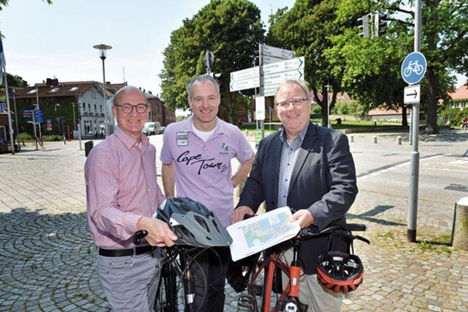 Der Radverkehrsbeauftragte der Stadt Plön (v. l.) Wolfgang Homeyer, Frank Neufeind, städtischer Mitarbeiter, und Plöns Bürgermeister Lars Winter laden zum Bürgerforum am 18. Juni in der Schiffsthal-Aula ein.