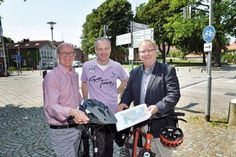 Der Radverkehrsbeauftragte der Stadt Plön (v. l.) Wolfgang Homeyer, Frank Neufeind, städtischer Mitarbeiter, und Plöns Bürgermeister Lars Winter laden zum Bürgerforum am 18. Juni in der Schiffsthal-Aula ein.