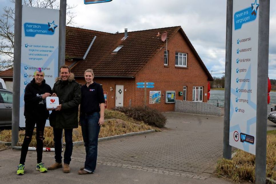 Präsentieren stolz den neuen Defibrillator Licz Heidecke/ Ausbilderin Kreisverband DRK Ostholstein, Christian Rumpel, Matthias Isecke-Vogelsang (v. re.).