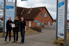 Präsentieren stolz den neuen Defibrillator Licz Heidecke/ Ausbilderin Kreisverband DRK Ostholstein, Christian Rumpel, Matthias Isecke-Vogelsang (v. re.).