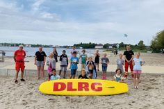 Ausbilder und Prüflinge der DLRG Jugend Neustadt bei der Übergabe des neuen Deutschen Schwimmpasses in grün.