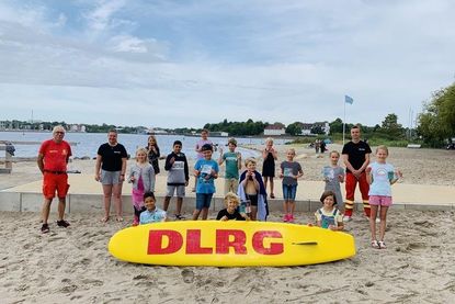 Ausbilder und Prüflinge der DLRG Jugend Neustadt bei der Übergabe des neuen Deutschen Schwimmpasses in grün.