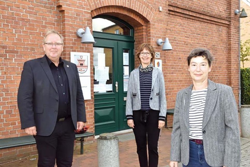 Bürgermeister Lars Winter, die stellvertretende Geschäftsführerin des Diakonischen Werkes im Kirchenkreis Plön-Segeberg Petra Rink und FWZ-Projektleiterin Ulrike Michaelis (r.) stellten die Arbeit des „Freiwilligenzentrum im Kreis Plön“ vor, dessen Beratungen ab September auch im „Alten E-Werk“ angeboten werden.