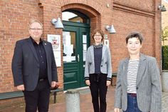 Bürgermeister Lars Winter, die stellvertretende Geschäftsführerin des Diakonischen Werkes im Kirchenkreis Plön-Segeberg Petra Rink und FWZ-Projektleiterin Ulrike Michaelis (r.) stellten die Arbeit des „Freiwilligenzentrum im Kreis Plön“ vor, dessen Beratungen ab September auch im „Alten E-Werk“ angeboten werden.