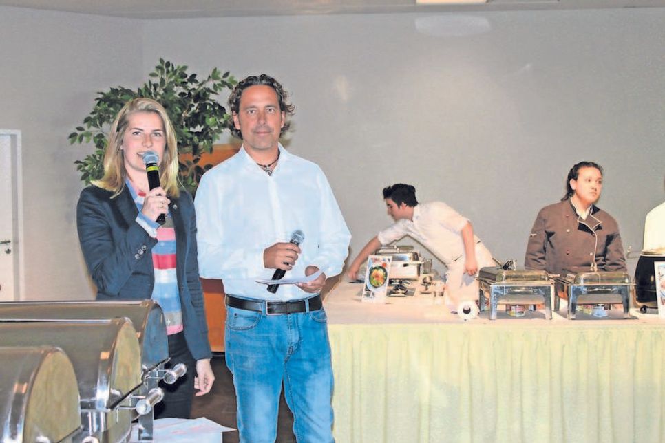 Touristikleiterin Janina Kononov und 1. Vorsitzender des Dehoga Grömitz Andreas Werner eröffneten die Veranstaltung.