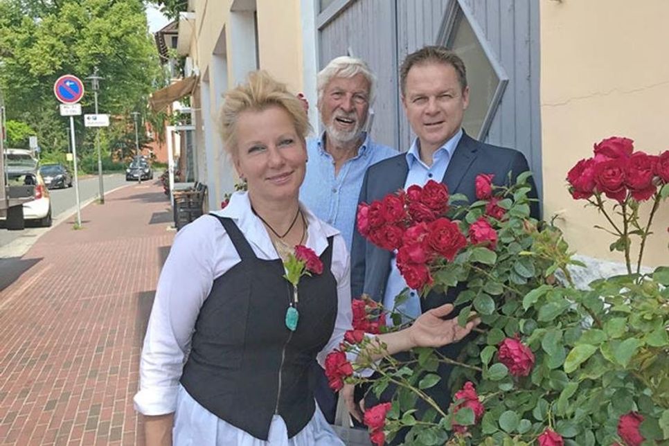 Freuen sich gemeinsam über die Rosen-Aktion: Tina Benz von BenZart!, Kay Cornils von der Kay und Dörte Cornils-Stiftung sowie Eutins Bürgermeister Carsten Behnk (v.li.)
