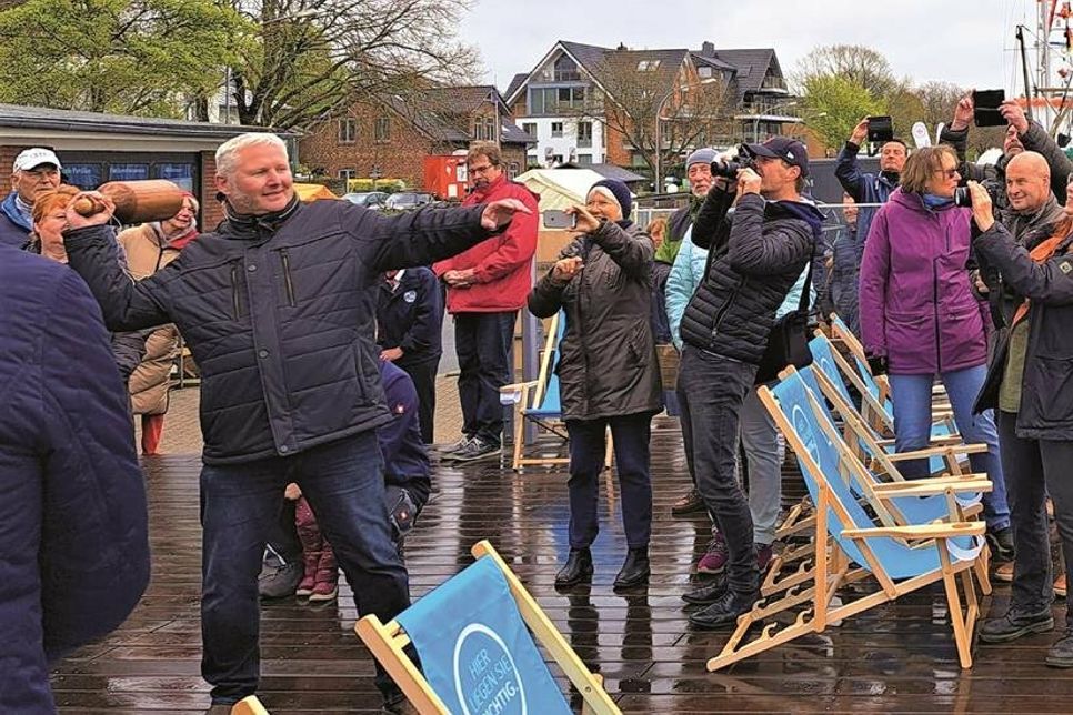 Flaschen-Weitwurf vom Bürgermeister.