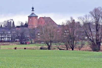 Ein erstes Gotteshaus gab es auf dem „Sconeberg“ zwar schon im 13. Jahrhundert, in enger Anbindung an das Benediktinerinnenkloster zu Preetz, doch das heutige Bauwerk stammt erst aus der Zeit um 1780 nach Plänen von Johann Adam Richter.