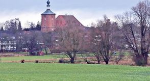 Ein erstes Gotteshaus gab es auf dem „Sconeberg“ zwar schon im 13. Jahrhundert, in enger Anbindung an das Benediktinerinnenkloster zu Preetz, doch das heutige Bauwerk stammt erst aus der Zeit um 1780 nach Plänen von Johann Adam Richter.