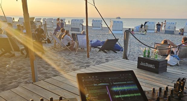 Mit Silent Beats in den Sonnenuntergang tanzen.