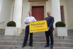 Frank Rogatty (Inspektionsleiter Bundespolizei See/Neustadt, lks.) nahm das Ortsschild von Bürgermeister Mirko Spieckermann entgegen.