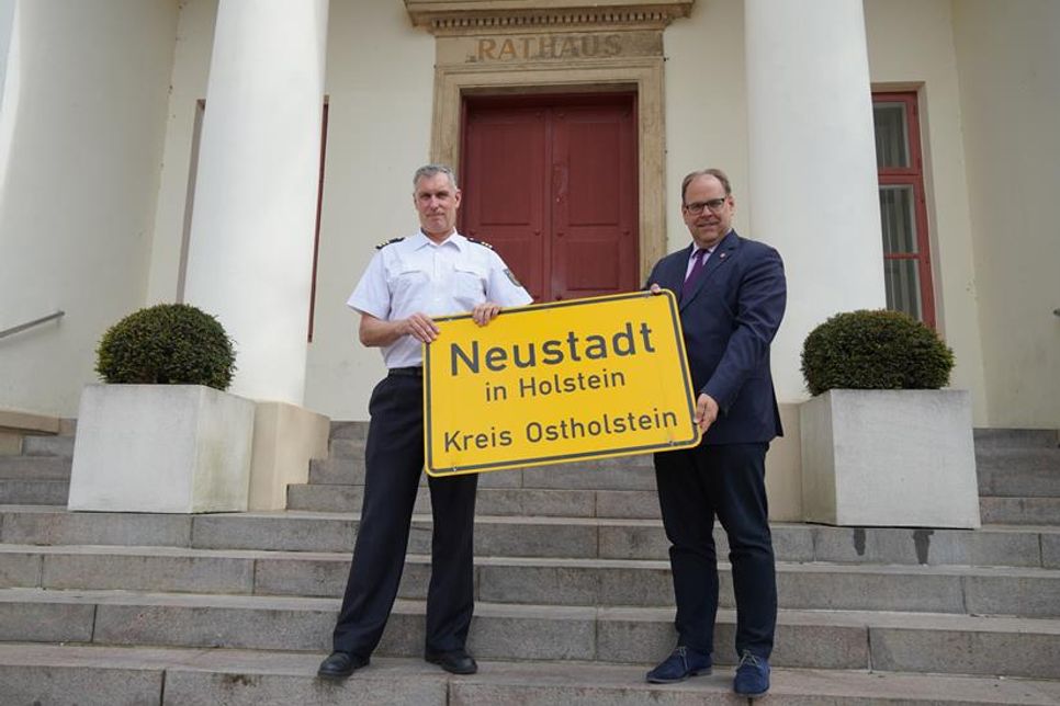 Frank Rogatty (Inspektionsleiter Bundespolizei See/Neustadt, lks.) nahm das Ortsschild von Bürgermeister Mirko Spieckermann entgegen.