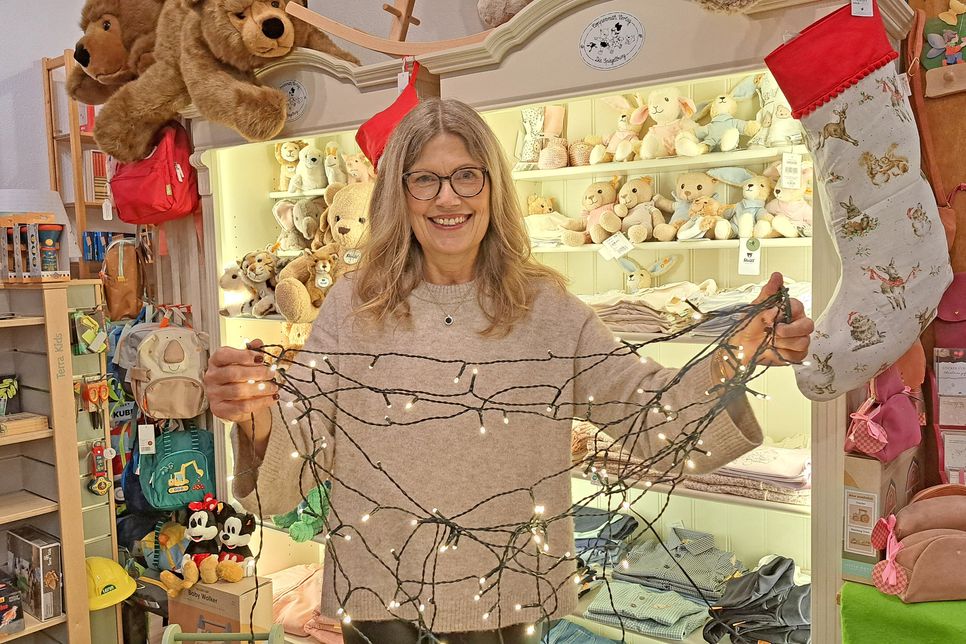 Die Geschäfte haben bis 21.30 Uhr geöffnet. Für Illumination sorgen die Kaufleute. Renate Weltrowski hat die Lichterketten schon mal ausgepackt.