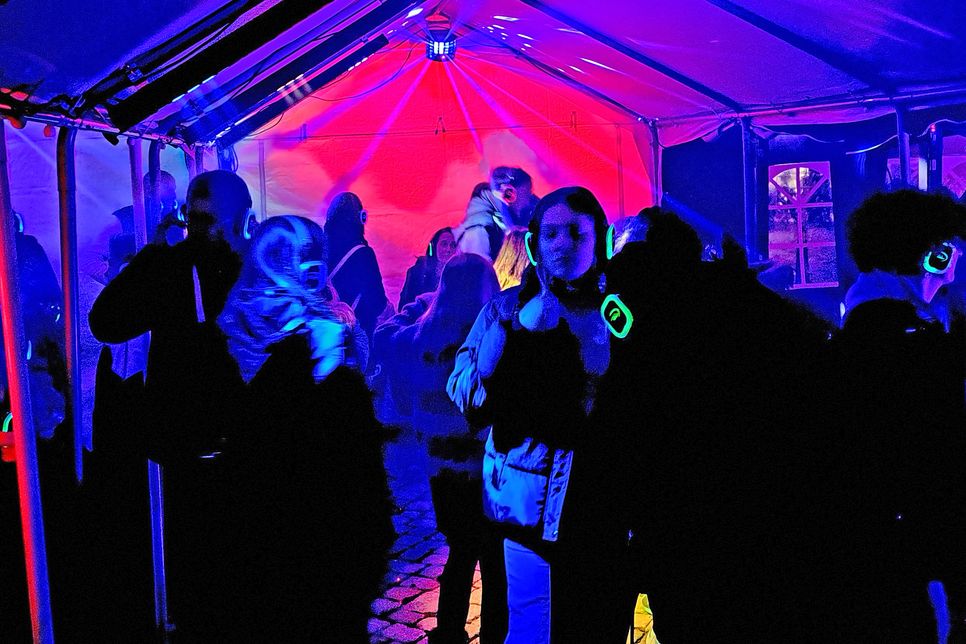 Im Disco-Zelt herrschte fast Stille. Die Musik kam über Kopfhörer.