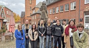 Am Volkstrauertag werden Schüler der Gemeinschaftsschule Szenen aus dem Leben Oskar Kuschs nachstellen. Gymnasiasten begleiten musikalisch.