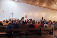 Chorleiterin Barbara Rupp begleitete die vielen Stimmen in der Kapelle mit der Gitarre.