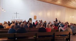 Chorleiterin Barbara Rupp begleitete die vielen Stimmen in der Kapelle mit der Gitarre.