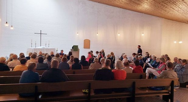 Chorleiterin Barbara Rupp begleitete die vielen Stimmen in der Kapelle mit der Gitarre.