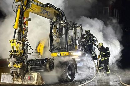 Das ausgebrannte Fahrzeug am ehemaligen Stellwerk der Deutschen Bahn.