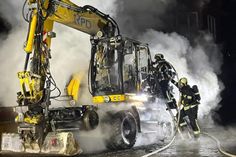 Das ausgebrannte Fahrzeug am ehemaligen Stellwerk der Deutschen Bahn.