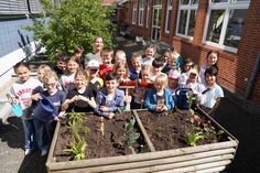 Die Kinder aus der 2d kümmern sich nun mit Klassenlehrerin Ines Händel um die Beete in der Grundschule Neustädter Bucht.