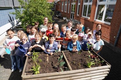 Die Kinder aus der 2d kümmern sich nun mit Klassenlehrerin Ines Händel um die Beete in der Grundschule Neustädter Bucht.