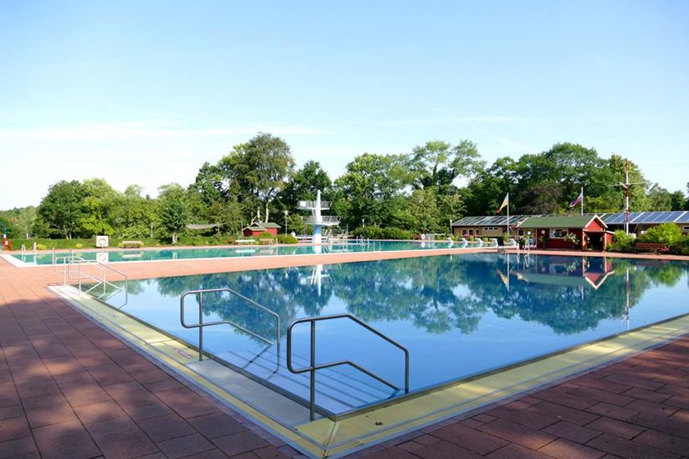 Die Gemeinde Lensahn teilt 10er-Karten zum freien Eintritt in das Waldschwimmbad aus.