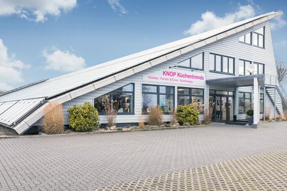 Das Knop Bau-, Technik- und Ambiente-Zentrum in der Sierksdorfer Straße 24 in Neustadt.
